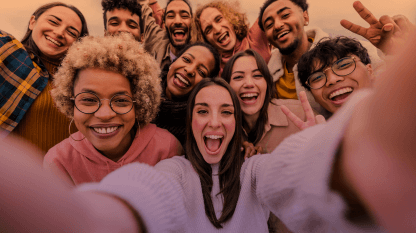 Selfie de vários jovens de todas as etnias sorrindo pra foto