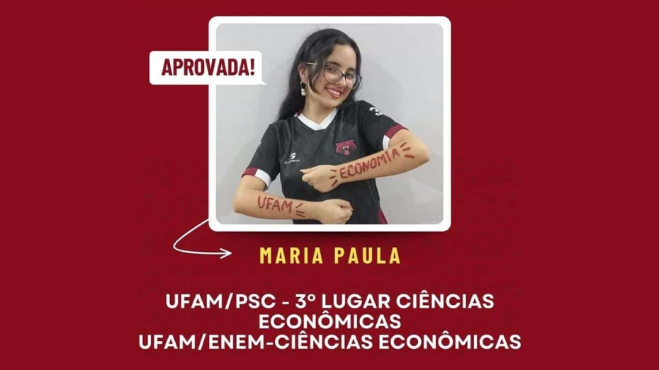 Imagem com moldura vermelha, com a foto central de uma jovem branca de cabelos lisos sorrindo mostrando os braços que têm os seguintes escritos: “UFAM” e “Economia”