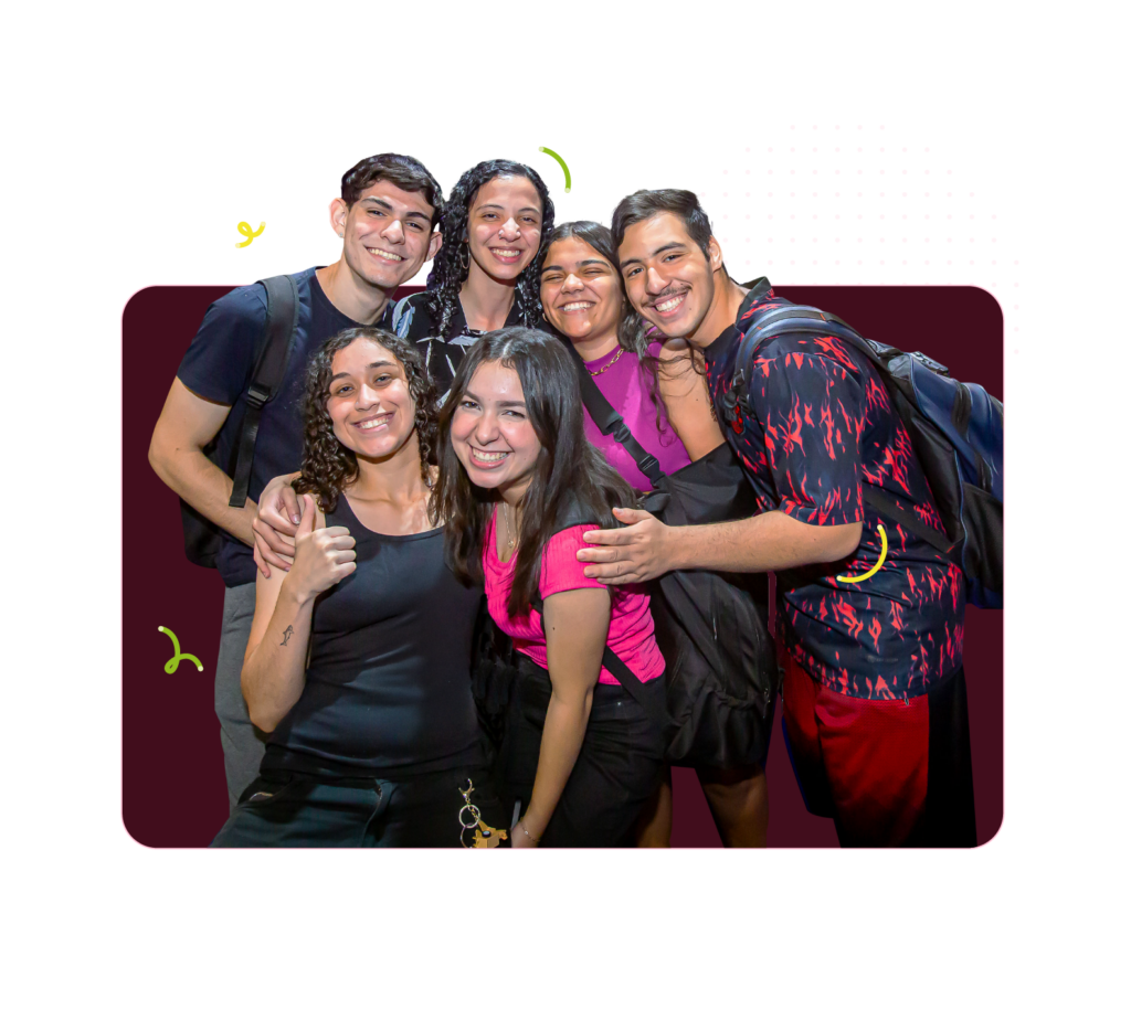 Foto de jovens estudantes comemorando a conquista da vaga de estágio
