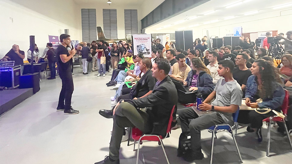 Foto do Rodrigo Dib palestrando na UNITAU
