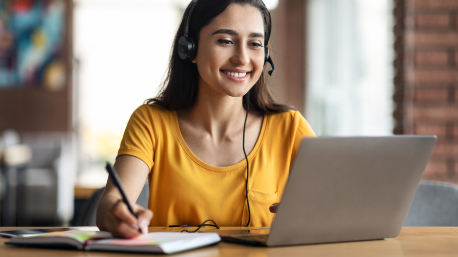 mulher no computador fazendo curso online, um das práticas de long life learning